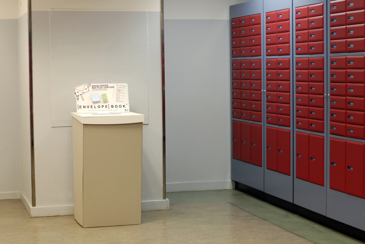 Enveloppen inzamel display in Posbusruimte bij PostNL Singel Amsterdam